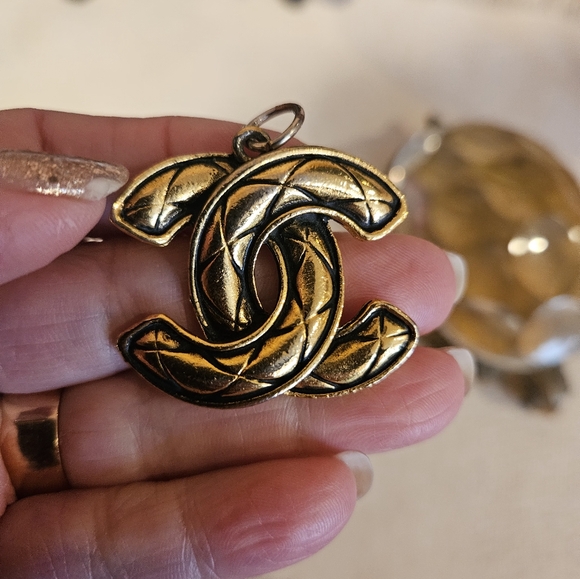 Gold CHANEL- Esq "CC" Pendant Charm - Picture 5 of 10